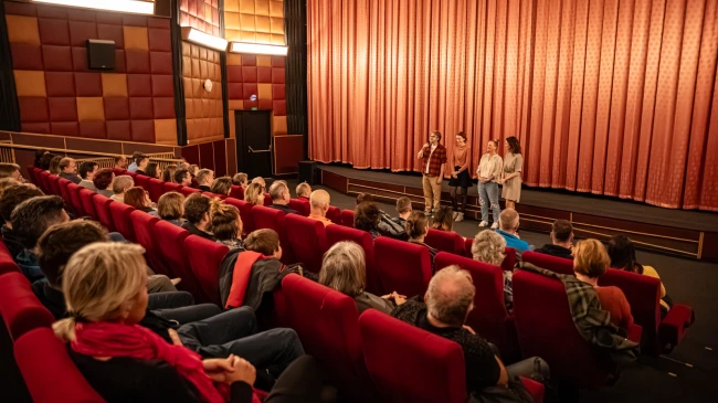 Tvůrci filmu Na horách představují svůj film ve vyprodaném sále jilemnického Kina 70.