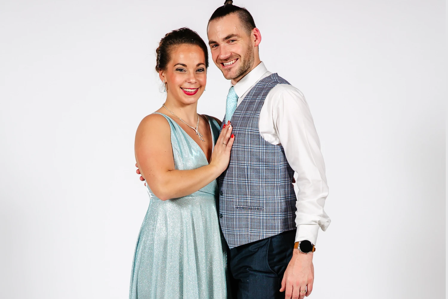 <p>Tradiční kurz tance a společenské výchovy ve Společenském domě Jilm je určen všem, kteří chtějí proniknout do světa elegance, kultury a společenského umění. Pod vedením zkušených tanečních mistrů <strong>Jany a Ondřeje Scholzových</strong> si účastníci osvojí základy klasických i moderních společenských tanců – od waltzu, valčíku a tanga přes foxtrot, polku až po chachu, jive či salsu. Nedílnou součástí je také výuka společenské etikety, která dodá potřebnou jistotu při plesech, slavnostech i v každodenním společenském životě.</p><p><strong>Zápis do Kurzu tance a společenské výchovy 2026 bude spuštěn v pondělí 1. 6. 2026 ve 20:00 (ukončen bude v momentě naplnění kurzu, nejpozději však 31. 8. 2026).&nbsp;</strong></p><p><strong>Přijímáme pouze páry.&nbsp;</strong><strong>Cena za pár 4000 Kč</strong> – splatná za celý pár současně. Pokud nemáte tanečního partnera/ partnerku, sledujte facebookový profil Společenského domu Jilm, konkrétně vlákno, kde bude možné taneční protějšek hledat. &nbsp;</p><p><br></p>