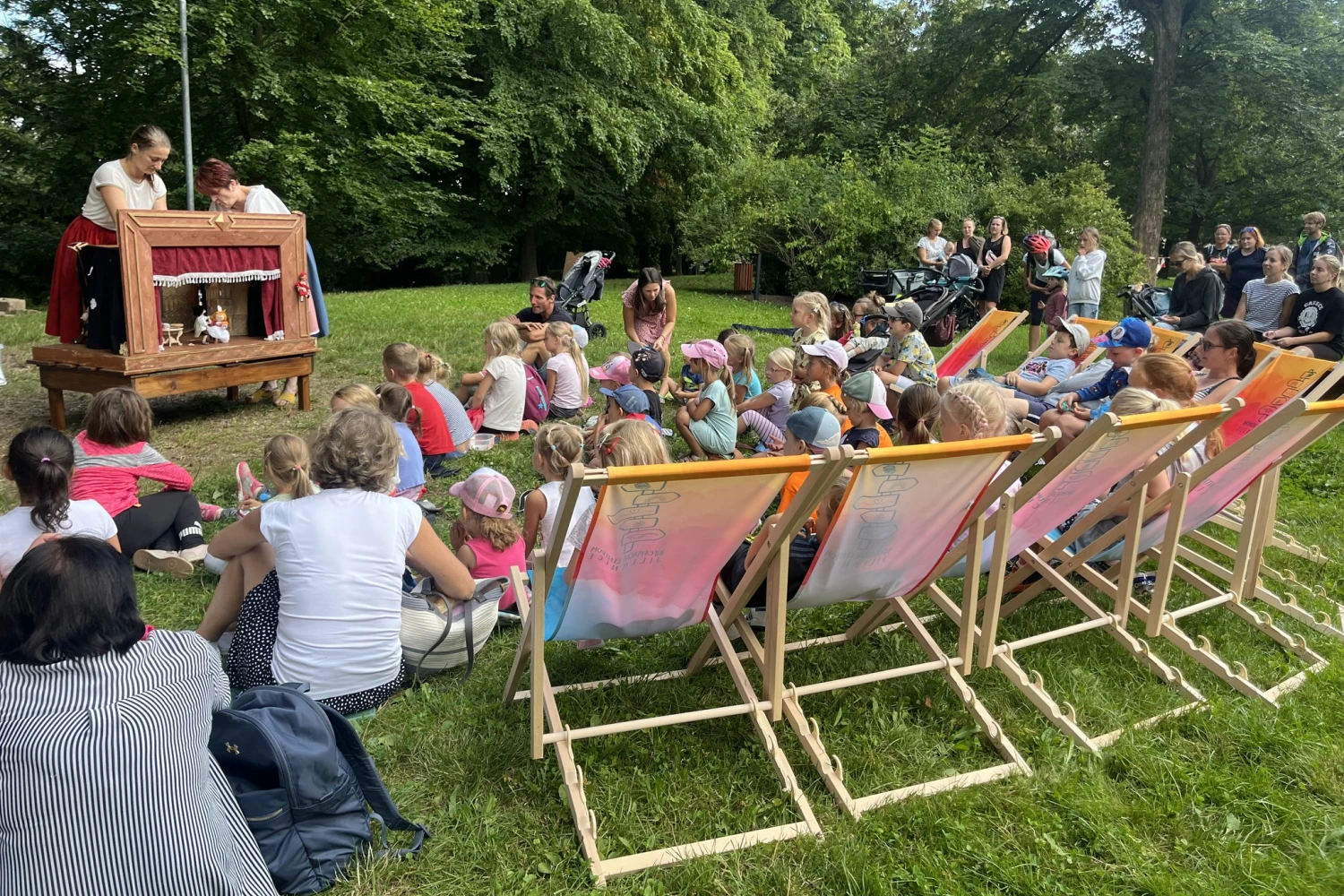 <p><strong>Letní čtení 2026</strong> Městské knihovny Jaroslava Havlíčka a Informačního centra Jilemnice navazuje na úspěšnou tradici předchozích dvou ročníků a i letos zve malé čtenáře k prázdninovým setkáním s knihami. Program se odehrává vždy v pondělní odpoledne během letních prázdnin v zámeckém parku pod širým nebem, kde se čtení přirozeně propojuje s letní pohodou. Setkání jsou určena především dětem z mateřských škol a žákům 1. stupně základních škol. Slavnostním zakončením celého cyklu bude loutkové divadelní představení.</p>