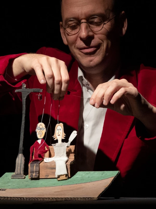 Od stínu k loutce: Divadelní svět Tomáše Hájka